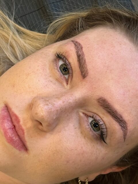 ✨Perfekt definierte Augenbrauen dank Microblading✨
Microblading ermöglicht eine präzise, natürliche Härchenoptik und schafft dauerhaft gepflegte, harmonische Brauen.
Ich liebe die Kombination aus Ästhetik und Technik für Ergebnisse, die den Ausdruck des Gesichts sanft unterstreichen und den Alltag erleichtern. 🤎