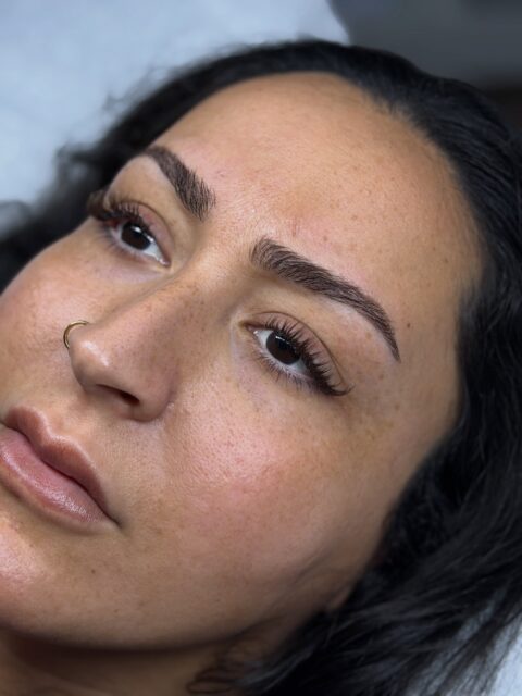Hellbraune Wimpern statt Schwarz – für ein weiches, harmonisches Finish. 🤎✨